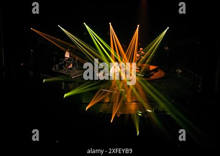 LVIV, UKRAINE - 1. JULI 2024 - die Lead-Sängerin und Songwriterin Iryna Shvaidak (C), der Perkussionist Ihor Dzikovskyi (L) und der Gitarrist Ustym Pokhmurskyi treten während eines Konzerts der Indie-Band Odyn V Kanoe (allein in einem Kanu) im Akademischen Opern- und Balletttheater Solomiya Krushelnytska Lviv, Lviv, Lviv, Lviv, Lviv, westukraine. Stockfoto