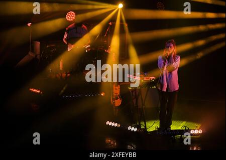 LVIV, UKRAINE - 1. JULI 2024 - die Leadsängerin und Songwriterin Iryna Shvaidak und der Perkussionist Ihor Dzikowskyi treten während eines Konzerts der Indie-Band Odyn V Kanoe (allein in einem Kanu) im Akademischen Opern- und Balletttheater Solomija Krushelnytska Lviv in der Westukraine auf. Stockfoto