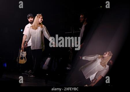 LVIV, UKRAINE - 1. JULI 2024 - die Leadsängerin und Songwriterin Iryna Shvaidak und der Perkussionist Ihor Dzikowskyi treten während eines Konzerts der Indie-Band Odyn V Kanoe (allein in einem Kanu) im Akademischen Opern- und Balletttheater Solomija Krushelnytska Lviv in der Westukraine auf. Stockfoto