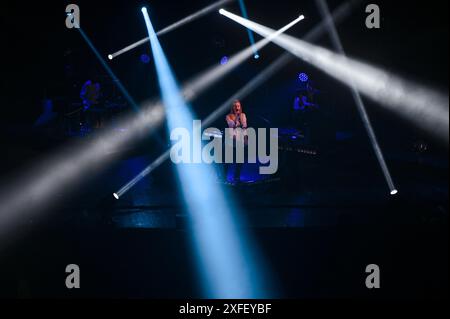 LVIV, UKRAINE - 1. JULI 2024 - die Leadsängerin und Songwriterin Iryna Shvaidak tritt während eines Konzerts der Indie-Band Odyn V Kanoe (allein in einem Kanu) im Akademischen Opern- und Balletttheater Solomija Krushelnytska Lemberg in der Westukraine auf. Stockfoto