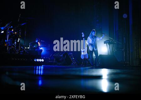 LVIV, UKRAINE - 1. JULI 2024 - die Leadsängerin und Songwriterin Iryna Shvaidak tritt während eines Konzerts der Indie-Band Odyn V Kanoe (allein in einem Kanu) im Akademischen Opern- und Balletttheater Solomija Krushelnytska Lemberg in der Westukraine auf. Stockfoto