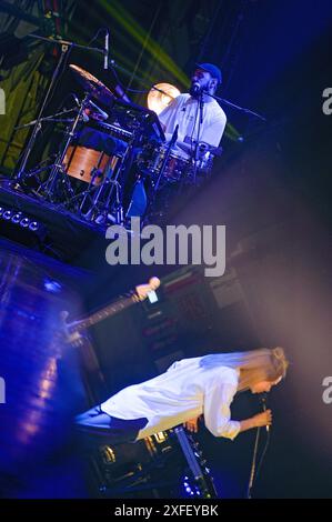 LVIV, UKRAINE - 1. JULI 2024 - die Leadsängerin und Songwriterin Iryna Shvaidak und der Perkussionist Ihor Dzikowskyi treten während eines Konzerts der Indie-Band Odyn V Kanoe (allein in einem Kanu) im Akademischen Opern- und Balletttheater Solomija Krushelnytska Lviv in der Westukraine auf. Stockfoto