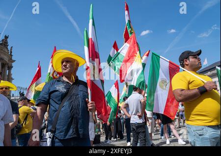 29.06.2024, Berlin, Deutschland, Europa - Tausende von Exil-Iranern protestieren unter dem Motto Freier Iran auf dem Bebelplatz im Bezirk Mitte für ein freies Iran, in Solidaritaet mit den dortigen Bürgerprotesten. Die Exilorganisation Nationaler Widerstandsrat des Iran hat die Iraner aufgerufen, in Berlin gegen die Schein-Praesidentschaftswahl, gegen das iranische Mullah-Regime und für Freiheit und Demokratie zu protestieren. *** 29 06 2024, Berlin, Deutschland, Europa Tausende Iraner im Exil protestieren unter dem Motto Freier Iran auf dem Bebelplatz im Bezirk Mitte für einen freien Iran, in Solida Stockfoto