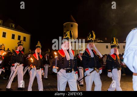 Bergparade in Freiberg Bergmännische Aufwartung auf dem Schlossplatz Traditionelle Berg- und Hüttenparade in Freiberg. Hunderte Bergmänner der verschiedensten Berg- und Hüttenknappschaften marschiert durch die Freiberger Altstadt. Zum ersten Mal fand die Bergmännische Aufwartung auf dem Schlossplatz statt. Anschließend ging es weiter über den Obermarkt, mit dem Freiberger Christmarkt, in die Petrikirche zur sogenannten Mettenschicht. Über 10,000 Schaulustige verfolgten die Veranstaltung. Freiberg Sachsen Deutschland *** Bergbauparade in Freiberg Bergbauparade auf dem Burgplatz traditionell Stockfoto