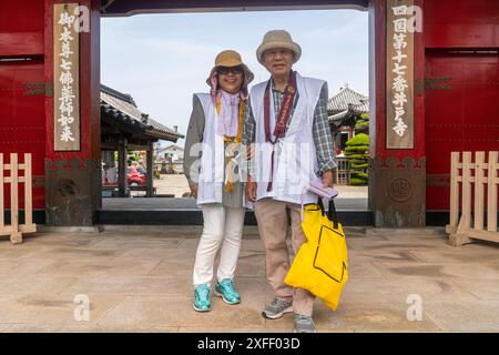 Paare in Einem buddhistischen Tempel auf Shikoku Island, Japan - Pilgerfahrten 88 Tempel Stockfoto