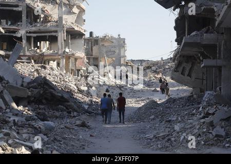 Khan Younis, Palästina. Juli 2024. Die Palästinenser fliehen am 2. Juli 2024 aus den östlichen Gebieten von Khan Younis im südlichen Gazastreifen. In den letzten 24 Stunden tötete das israelische Militär 25 Menschen und verletzte 81 weitere, was die Zahl der palästinensischen Todesopfer in Gaza auf 37.925 und die Zahl der Verletzten auf 87.141 seit Ausbruch des palästinensisch-israelischen Konflikts Anfang Oktober 2023 brachte, sagte die in Gaza ansässige Gesundheitsbehörde am Dienstag in einer Erklärung. Foto: Ramez Habboub/ABACAPRESS. COM Credit: Abaca Press/Alamy Live News Stockfoto