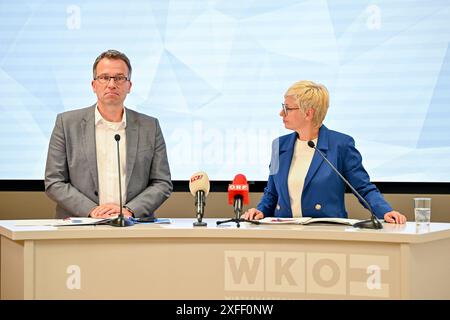 Pressekonferenz WKO Oberoesterreich, Ooe., Now4Tomorrow 03.07.2024, Linz, AUT, Pressekonferenz WKO Oberoesterreich, Ooe., Now4Tomorrow - Wir muessen die Zukunft jetzt gestalten, im Bild Johannes Kopf, Vorstandsvorsitzender AMS Oesterreich, Doris Hummer Praesidentin der Wirtschaftskammer Ooe Oberoesterreich *** Pressekonferenz WKO Oberoesterreich, Ooe , Now4Tomorrow 03 07 2024, Linz, AUT, Pressekonferenz WKO Oberoesterreich, Ooe , Ooe , Ooe , Pressekonferenz jetzt müssen wir die Zukunft gestalten, in dem Bild Johannes Kopf, Vorsitzender des Vorstands AMS Oesterreich, Doris Hummer Präsidentin der Handelskammer Stockfoto