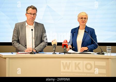 Pressekonferenz WKO Oberoesterreich, Ooe., Now4Tomorrow 03.07.2024, Linz, AUT, Pressekonferenz WKO Oberoesterreich, Ooe., Now4Tomorrow - Wir muessen die Zukunft jetzt gestalten, im Bild Johannes Kopf, Vorstandsvorsitzender AMS Oesterreich, Doris Hummer Praesidentin der Wirtschaftskammer Ooe Oberoesterreich *** Pressekonferenz WKO Oberoesterreich, Ooe , Now4Tomorrow 03 07 2024, Linz, AUT, Pressekonferenz WKO Oberoesterreich, Ooe , Ooe , Ooe , Pressekonferenz jetzt müssen wir die Zukunft gestalten, in dem Bild Johannes Kopf, Vorsitzender des Vorstands AMS Oesterreich, Doris Hummer Präsidentin der Handelskammer Stockfoto