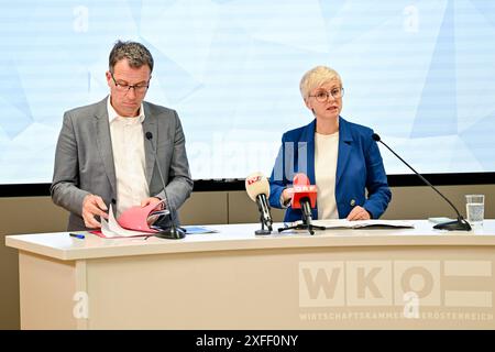 Pressekonferenz WKO Oberoesterreich, Ooe., Now4Tomorrow 03.07.2024, Linz, AUT, Pressekonferenz WKO Oberoesterreich, Ooe., Now4Tomorrow - Wir muessen die Zukunft jetzt gestalten, im Bild Johannes Kopf, Vorstandsvorsitzender AMS Oesterreich, Doris Hummer Praesidentin der Wirtschaftskammer Ooe Oberoesterreich *** Pressekonferenz WKO Oberoesterreich, Ooe , Now4Tomorrow 03 07 2024, Linz, AUT, Pressekonferenz WKO Oberoesterreich, Ooe , Ooe , Ooe , Pressekonferenz jetzt müssen wir die Zukunft gestalten, in dem Bild Johannes Kopf, Vorsitzender des Vorstands AMS Oesterreich, Doris Hummer Präsidentin der Handelskammer Stockfoto