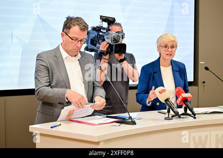 Pressekonferenz WKO Oberoesterreich, Ooe., Now4Tomorrow 03.07.2024, Linz, AUT, Pressekonferenz WKO Oberoesterreich, Ooe., Now4Tomorrow - Wir muessen die Zukunft jetzt gestalten, im Bild Johannes Kopf, Vorstandsvorsitzender AMS Oesterreich, Doris Hummer Praesidentin der Wirtschaftskammer Ooe Oberoesterreich *** Pressekonferenz WKO Oberoesterreich, Ooe , Now4Tomorrow 03 07 2024, Linz, AUT, Pressekonferenz WKO Oberoesterreich, Ooe , Ooe , Ooe , Pressekonferenz jetzt müssen wir die Zukunft gestalten, in dem Bild Johannes Kopf, Vorsitzender des Vorstands AMS Oesterreich, Doris Hummer Präsidentin der Handelskammer Stockfoto