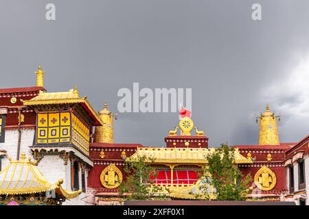 Goldenen Rad des Dharma und Hirsch Skulpturen auf den Heiligen Jokhang Tempel Dach, Barkhor Square, Lhasa, Tibet, China, Asien Stockfoto