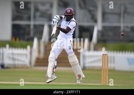 Beckenham, England. Juli 2024. Kirk McKenzie schlägt am ersten Tag des Tourspiels zwischen dem First Class County Select XI und West Indies. Kyle Andrews/Alamy Live News Stockfoto