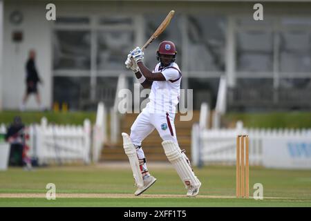 Beckenham, England. Juli 2024. Kirk McKenzie schlägt am ersten Tag des Tourspiels zwischen dem First Class County Select XI und West Indies. Kyle Andrews/Alamy Live News Stockfoto