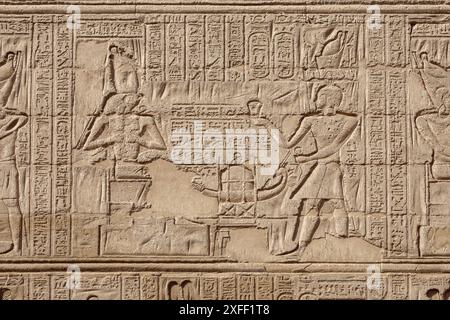 Außenwände am Tempel von Khnum in Esna, Ägypten Stockfoto