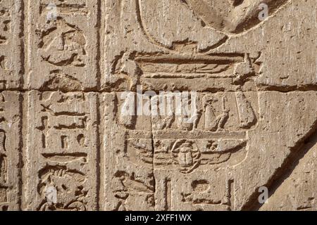 Außenwände am Tempel von Khnum in Esna, Ägypten Stockfoto