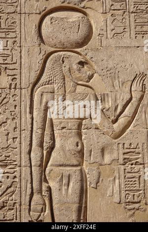 Außenwände am Tempel von Khnum in Esna, Ägypten Stockfoto