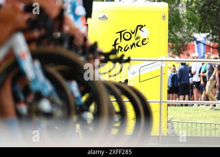 Saint Jean De Maurienne, Frankreich. Juli 2024. Beginn der 5. Etappe des Tour de France-Radrennens 2024, von Saint-Jean-de-Maurienne nach Saint-Vulbas, Frankreich (177, 4 km) am Mittwoch, den 03. Juli 2024. Die 111. Ausgabe der Tour de France beginnt am Samstag, den 29. Juni und endet am 21. Juli in Nizza. BELGA FOTO DAVID PINTENS Credit: Belga News Agency/Alamy Live News Stockfoto