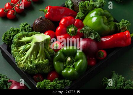 Verschiedene rote und grüne Gemüsentomaten, Paprika, Grünkohl-Avocado Stockfoto