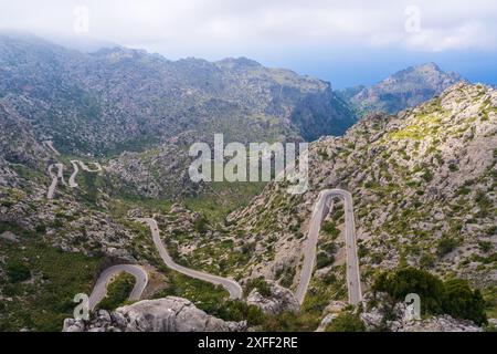 Wolken auf der berühmten gewundenen Straße in Sa Calobra auf Mallorca, Spanien. Gefährliche Straße in den Wolken abbiegen Fahren Sie um die Insel. Stockfoto