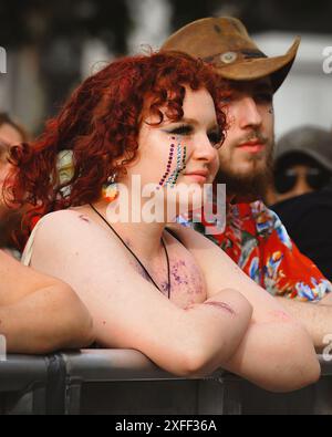 Young Woman With Red Hair, Spectator genießt Live-Show im Trafalgar Square LGBTQ+ Pride in London 2024 Celebration, Central London, Großbritannien Stockfoto