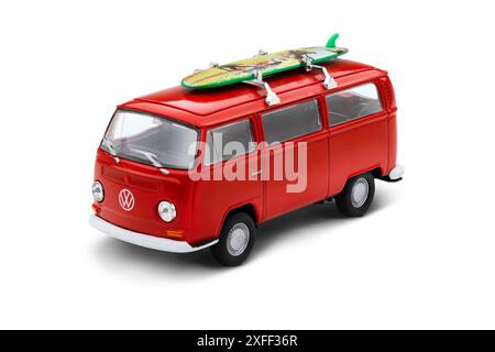 Izmir, Türkei - 4. Juni 2024: Vorderansicht eines roten Volkswagen Camper 1971 Modellspielzeugautos mit Surfbrett auf dem Dach, fotografiert auf einem weißen Backgr Stockfoto