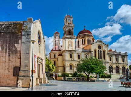 Agia Ekaterini der Sinaitischen Kirche (St. Katharina), venezianisch, heute Museum der Byzantinischen Ikonen, Agios Minas Kathedrale dahinter, in Heraklion, Kreta, Griechenland Stockfoto