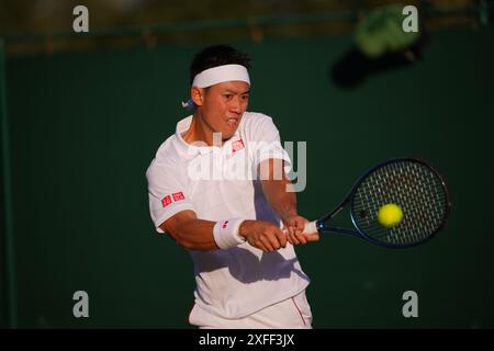 London, Großbritannien. Juli 2024. Die Japaner Kei Nishikori kämpften am 2. Juli 2024 im All England Lawn Tennis and Croquet Club in Wimbledon im Südwesten Londons gegen den Franzosen Arthur Rinderknech 2024. (MB Media) Credit: MB Media Solutions/Alamy Live News Credit: MB Media Solutions/Alamy Live News Stockfoto