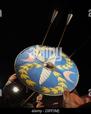 Römische Soldatenarmpur, Waffen und Helme im Vindolanda Museum. Stockfoto