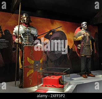 Römische Soldatenarmpur, Waffen und Helme im Vindolanda Museum. Stockfoto