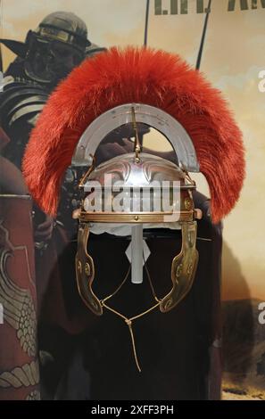 Römische Soldatenarmpur, Waffen und Helme im Vindolanda Museum. Stockfoto