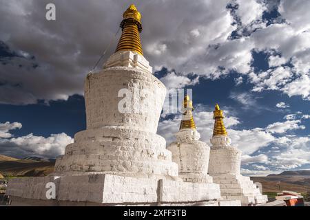 Stupa Sakya Kloster in Shigatse Tibet China, Sonnenuntergang Himmel Stockfoto