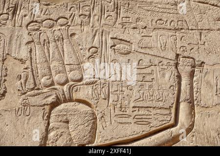 Außenwände am Tempel von Khnum in Esna, Ägypten Stockfoto