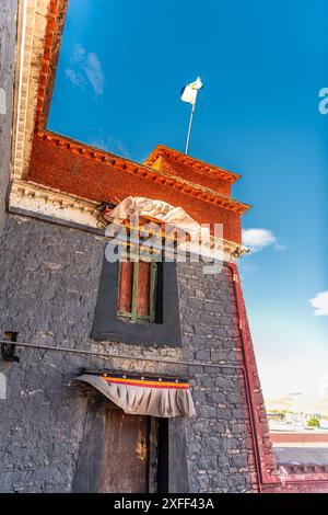 Erkunden Sie die berühmte rote, graue und weiße Fassade des Sakya-Klosters in Tibet, ein Zeugnis des jahrhundertelangen spirituellen Erbes und der architektonischen Schönheit. Stockfoto