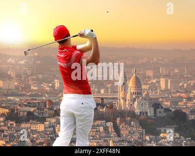 Olympia-Golf in Paris 2024 ( Mann spielt Golf gegen Kathedrale Sacre Coeur mit Sonnenuntergang in Frankreich) Stockfoto