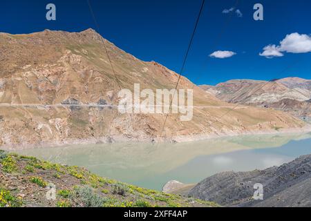 Das türkisfarbene Manla-Reservoir am Nyang-Fluss aus dem 4200 m hohen Smira La-Bergpass auf dem Southern Friendship Highway in der Nähe von Gya Stockfoto