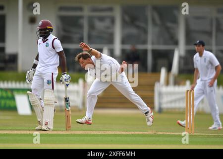 Beckenham, England. Juli 2024. Sonny Baker Bowls am ersten Tag des Tourspiels zwischen dem First-Class County Select XI und West Indies. Kyle Andrews/Alamy Live News Stockfoto