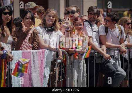 LGBTQ+ Pride in London 2024, LGBTQ+ Supporters, LGBTQ+ Community Audience Waves, LGBT Pride Parade auf der Haymarket Street, Central London, Großbritannien Stockfoto