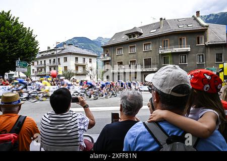 Saint Jean De Maurienne, Frankreich. Juli 2024. Die Abbildung zeigt den Beginn der 5. Etappe des Tour de France-Radrennens 2024, von Saint-Jean-de-Maurienne nach Saint-Vulbas, Frankreich (177, 4 km) am Mittwoch, den 03. Juli 2024. Die 111. Ausgabe der Tour de France beginnt am Samstag, den 29. Juni und endet am 21. Juli in Nizza. BELGA FOTO JASPER JACOBS Credit: Belga News Agency/Alamy Live News Stockfoto