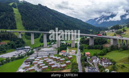 Steinach am Brenner, Österreich - 1. Juli 2024: Luftaufnahme der Gschnitztalbrücke, eine Brücke der Brennerautobahn, überspannt das Gschnitztal in den Tiroler Alpen und verbindet Österreich mit Italien *** Luftaufnahme der Gschnitztalbrücke, eine Brücke der Brennerautobahn, überspannt das Gschnitztal in den Tiroler Alpen und verbindet Österreich mit Italien Stockfoto