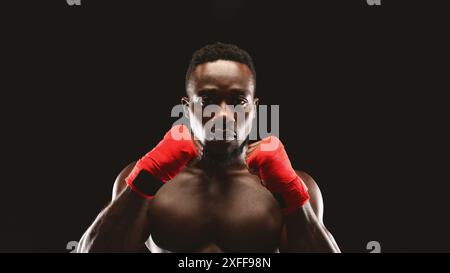 Boxer bereit für den Kampf in Studio Stockfoto