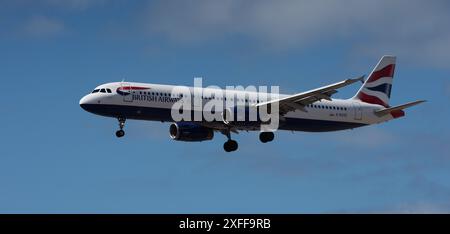 Teneriffa, Spanien 16. juni 2024. Airbus A321-231 British Airways Airlines fliegt am blauen Himmel. Landet am Flughafen Teneriffa Stockfoto