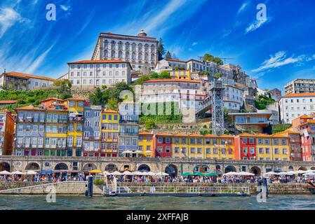 Die wunderbare Stadt Porto, Portugal. Fotos der Stadt mit dem Fluss und dem Fluss mit all den wunderschönen bunten Gebäuden! 02 Stockfoto