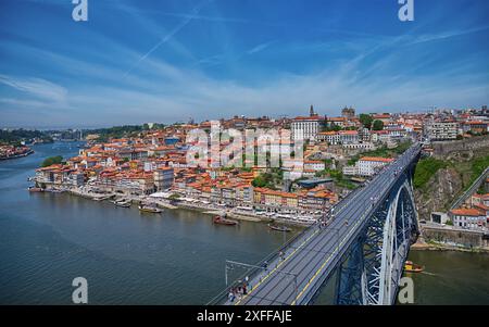 Die wunderbare Stadt Porto, Portugal. Sie zeigen den Fluss und das Flussufer mit all den wunderschönen bunten Gebäuden und der Eiffelbrücke 2 Stockfoto