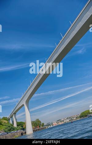 Die wunderbare Stadt Porto, Portugal. Die Brücke Ponte de Sao Joao überquert den Fluss Douro Stockfoto