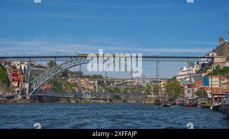 Die wunderbare Stadt Porto, Portugal. Sie zeigen den Fluss und das Flussufer mit all den wunderschönen bunten Gebäuden und der Eiffelbrücke Stockfoto