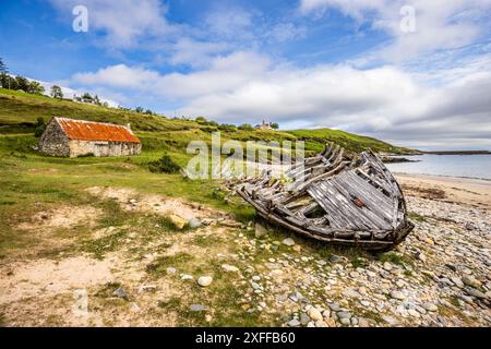 Der Strand von Talmine in der Tongue Bay mit einer alten Fischerhütte im Hintergrund, Sutherland, Nord-Schottland Stockfoto