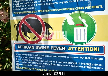 Arco, Trentino, Italien - 30. Juni 2024: ein Warnschild in Italien informiert über die Gefahren der Afrikanischen Schweinepest und betont die Wichtigkeit von Hygiene und Abfallentsorgung zum Schutz der Tiergesundheit *** ein Warnschild in Italien informiert über die Gefahren der Afrikanischen Schweinepest und betont die Wichtigkeit von Hygiene und Abfallentsorgung zum Schutz der Tiergesundheit Stockfoto