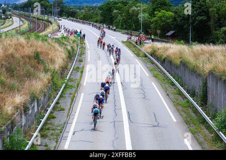 Saint Vulbas, Frankreich. Juli 2024. Das Feld wurde während der 5. Etappe des Tour de France-Radrennens 2024 von Saint-Jean-de-Maurienne nach Saint-Vulbas (177, 4 km) am Mittwoch, den 03. Juli 2024, in Aktion gezeigt. Die 111. Ausgabe der Tour de France beginnt am Samstag, den 29. Juni und endet am 21. Juli in Nizza. BELGA FOTOPOOL LUCA BETTINI Credit: Belga Nachrichtenagentur/Alamy Live News Stockfoto