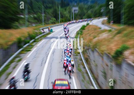 Saint Vulbas, Frankreich. Juli 2024. Das Feld wurde während der 5. Etappe des Tour de France-Radrennens 2024 von Saint-Jean-de-Maurienne nach Saint-Vulbas (177, 4 km) am Mittwoch, den 03. Juli 2024, in Aktion gezeigt. Die 111. Ausgabe der Tour de France beginnt am Samstag, den 29. Juni und endet am 21. Juli in Nizza. BELGA FOTOPOOL LUCA BETTINI Credit: Belga Nachrichtenagentur/Alamy Live News Stockfoto