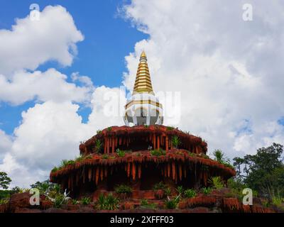 Phu Thok oder Wat Chetiyakhiri, wunderschöne Berglandschaft und Holzbrücken auf hohen felsigen Klippen, Provinz Bueng Kan, Thailand. Stockfoto